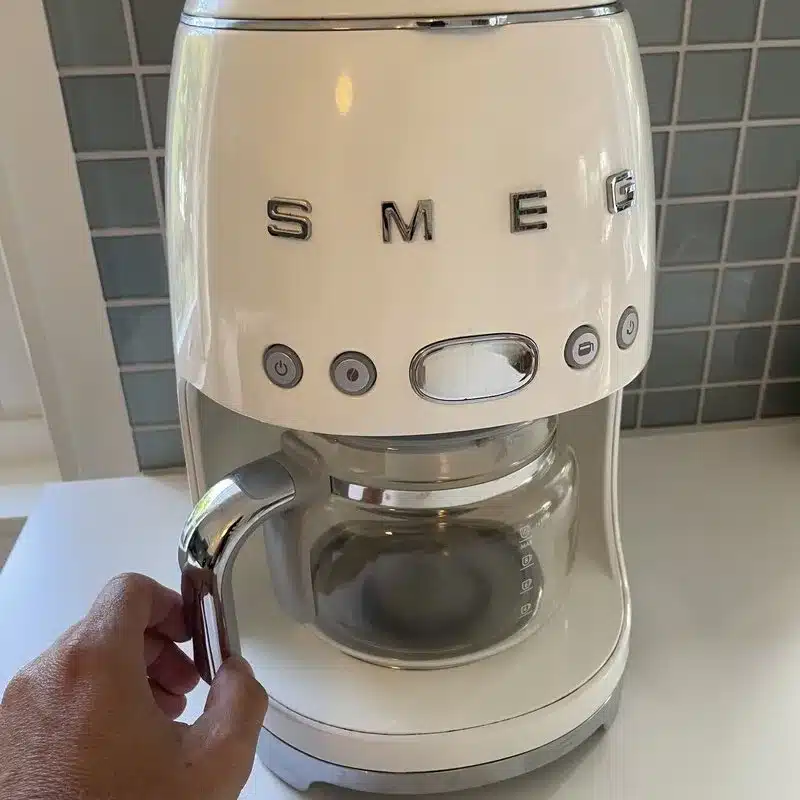 Smeg-DCF02 Smeg DCF02 där kaffekannan hålls i handen under vår utvärdering av kaffebryggaren
