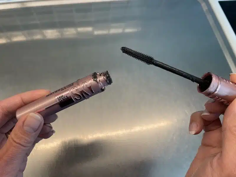 Maybeline-sky-high-test Närbild på Maybelline Lash Sensational Sky High mascara och dess flexibla borste.