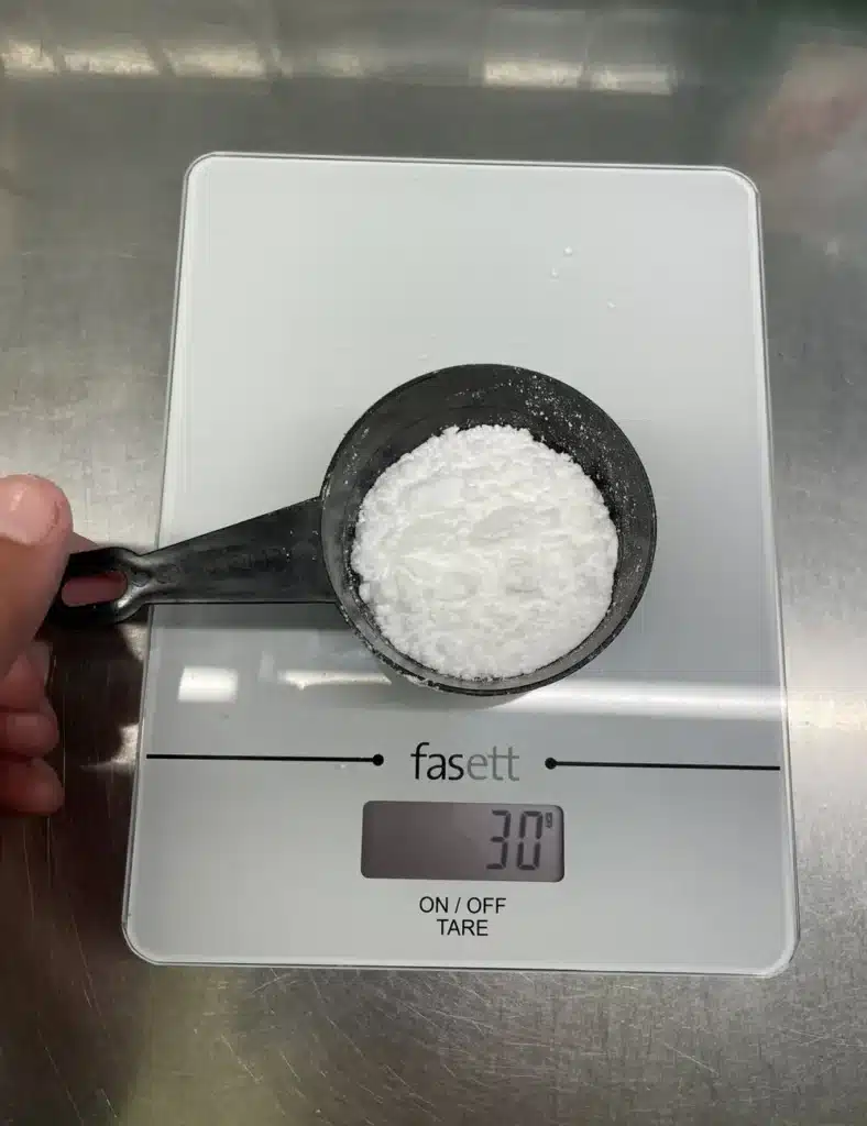 30 gram proteinpulver vägs upp på digital köksvåg inför testning