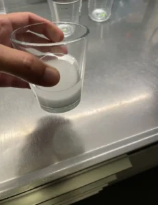 proteinpulver-test-losthet-fardig-shake Färdigblandat proteinpulver granskas efter skakning