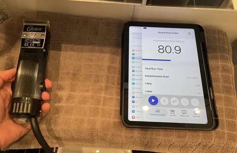 Mätning av ljudnivå med decibelmätare på Oster 97 hårtrimmer