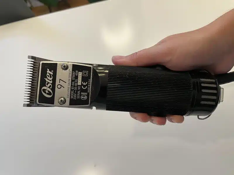 Hand som håller Oster97 hårklippare