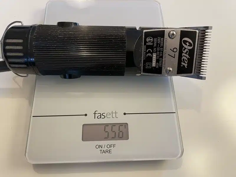 Oster 97 vägs på en digital våg under testet.