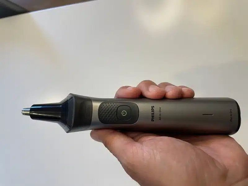Philips Multigroom 7000 Series All-in-One med nästrimmertillbehöret monterat.