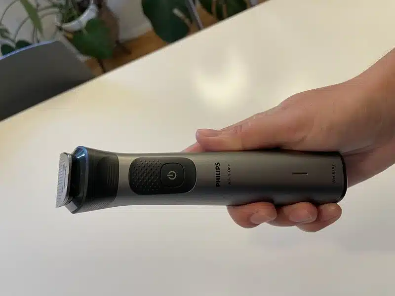 Hand håller Philips Multigroom 7000 