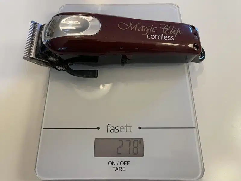 Wahl Magic Clip Cordless vägs på en digital våg under testet.