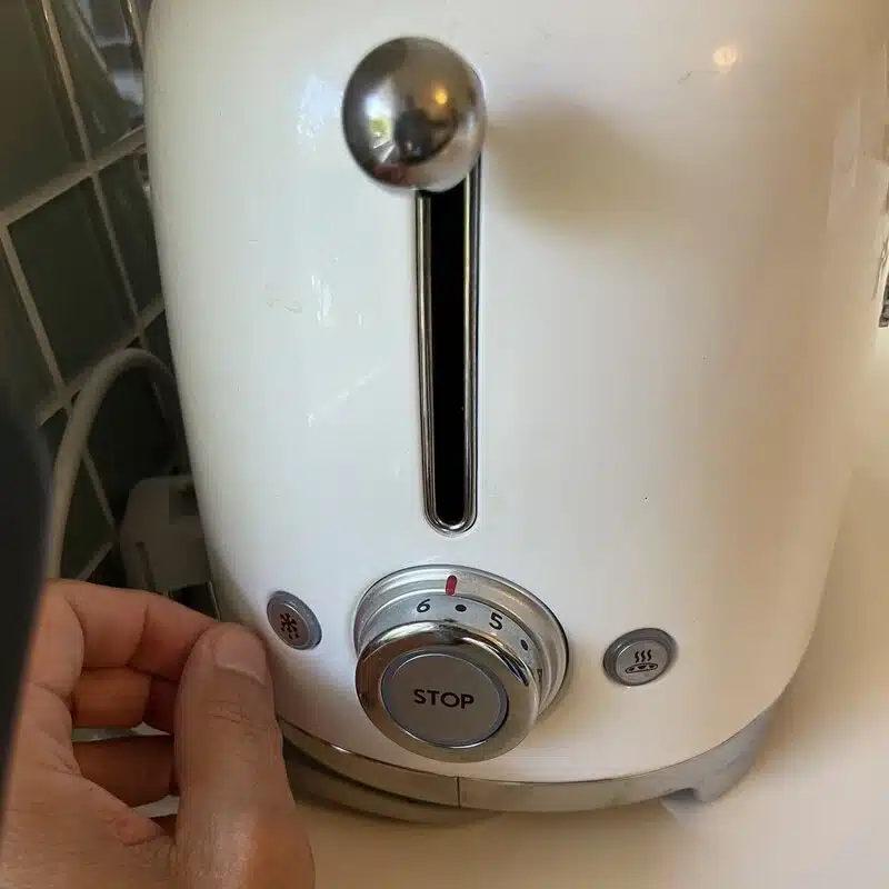 Smeg-TSF01-reglage Smeg TSF01 brödrost med reglage för rostningsnivå och funktioner