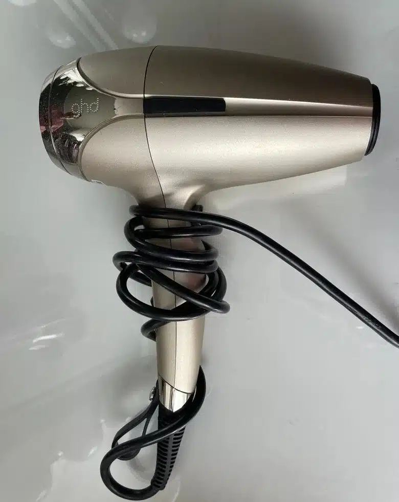 GHD Ghd Helios ligger på bord inför test