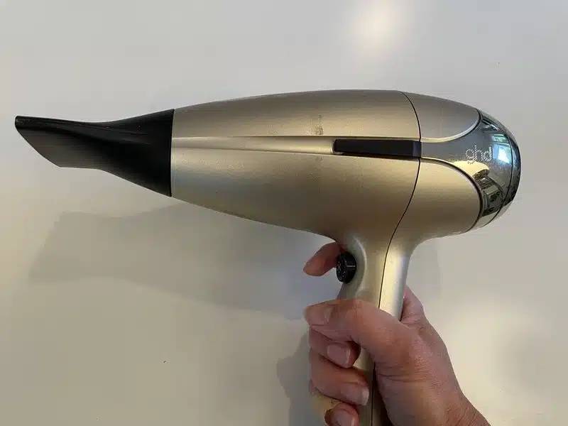 GHD-Helios ghd Helios hålls i hand i test.