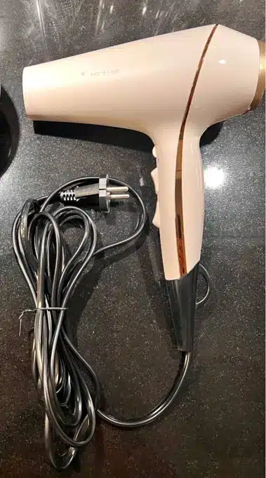 Remington Remington Proluxe AC9140 liggande på bord utan munstycke inför testning