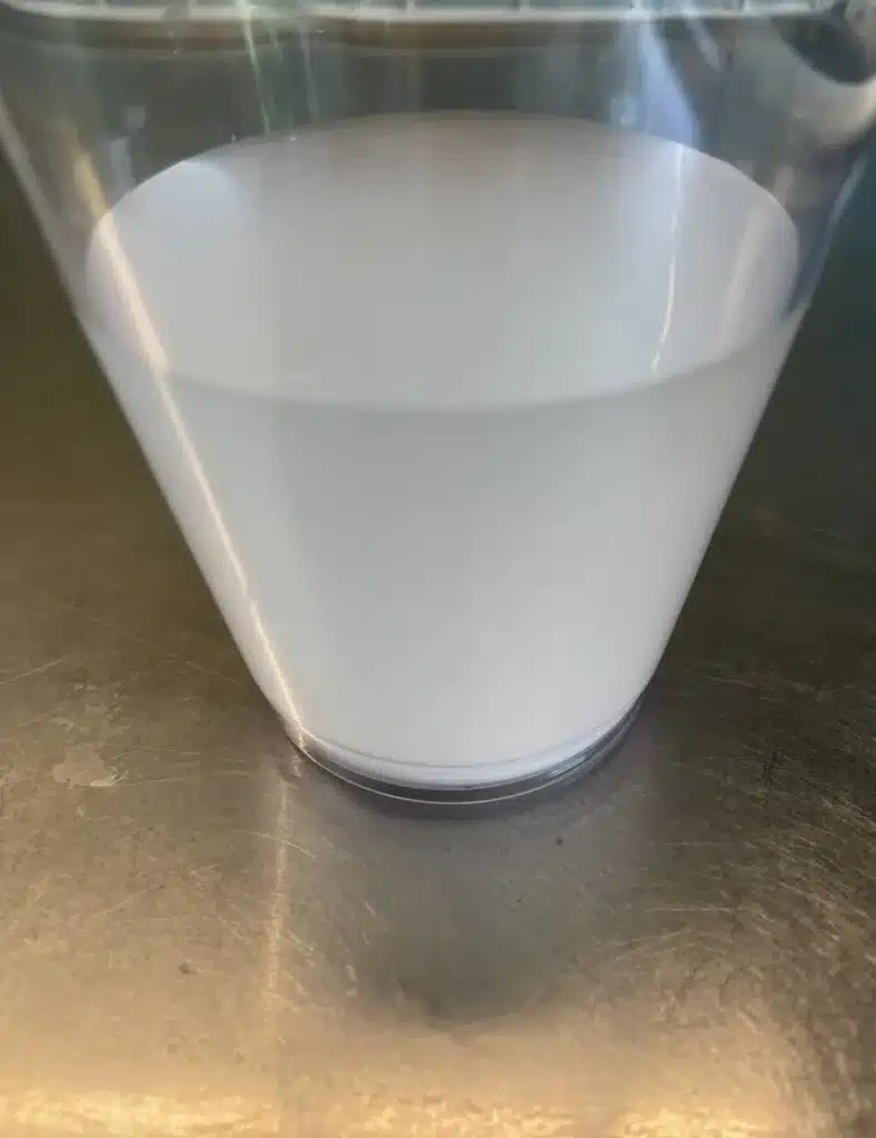 kreatin-fardigblandat-i-vatten Färdigblandat kreatin i glas efter omrörning