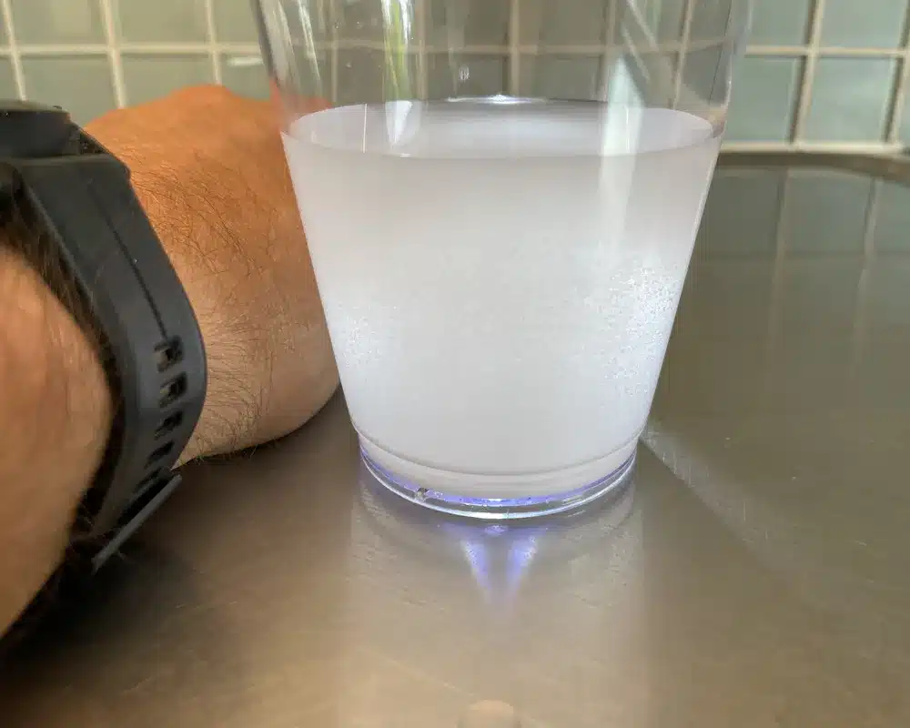 kreatin-loslighet-test-lampa Kreatinets löslighet kontrolleras genom att lysa genom glaset
