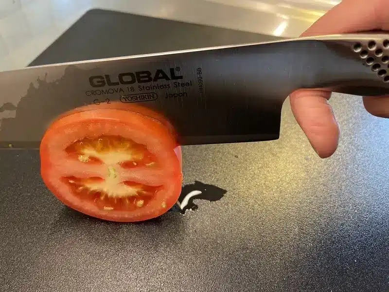 Kniv skär tomat i vårt praktiska test av knivset