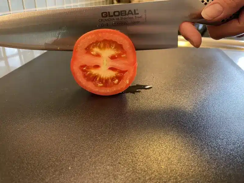 Global G-2 kockkniv skär tomat i vårt test