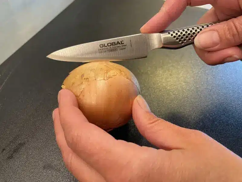 Global GS-38 skalkniv skär lök i vårt test