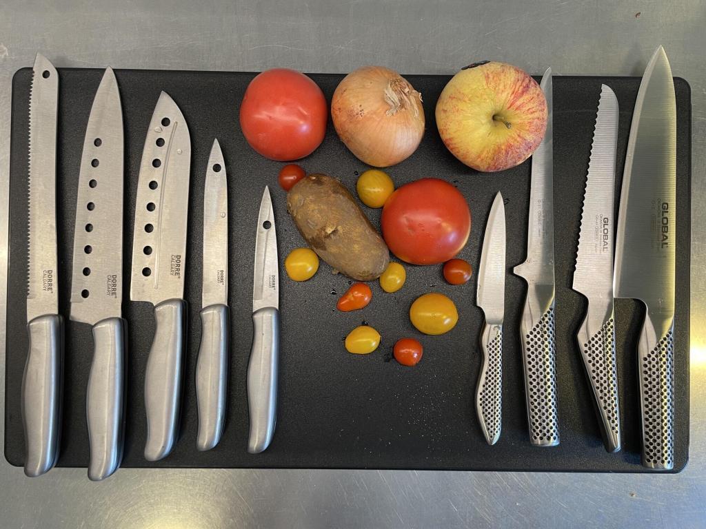 Knivset i test med köksknivar, tomater, potatis och lök
