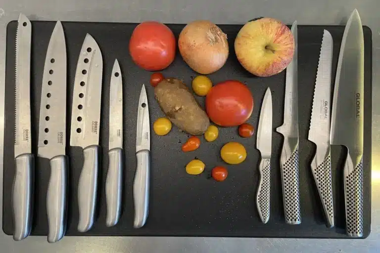 Knivset i test med köksknivar, tomater, potatis och lök